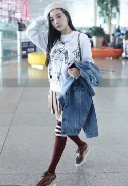 李小璐机场性感短裙气质照片