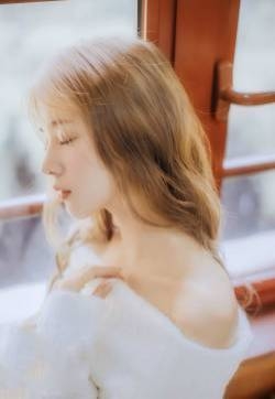白皙性感美女侧脸唯美意境写真图片
