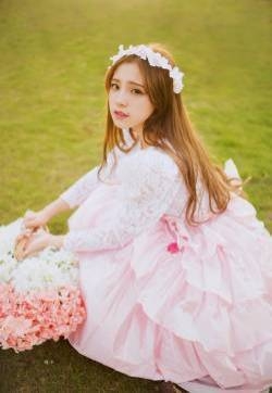 清纯美少女梦幻公主裙粉嫩甜美花园写真