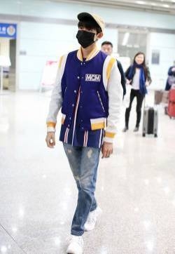 王源机场疲惫街拍照片