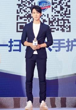 吴尊品牌活动西装帅气图片