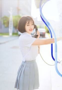 漂亮大眼短发美女学生装迷你短裙性感写真