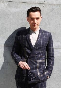 胡歌条纹西装儒雅写真图片