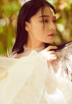 张馨予梦幻迷人森林写真高清图片