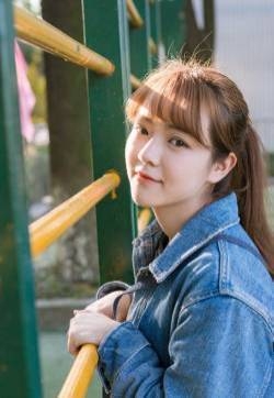 精致漂亮的养眼校花美女生活照图片