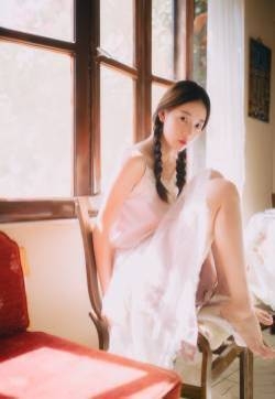 双马尾性感吊带裙美女居家诱人美女写真图片