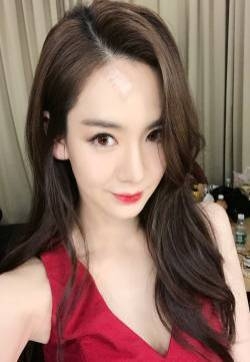 戚薇红裙甜美俏皮写真图片  戚薇图片