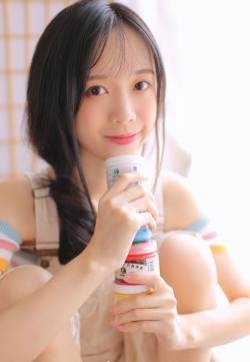 白嫩美女嫩白肌肤性感居家诱惑写真