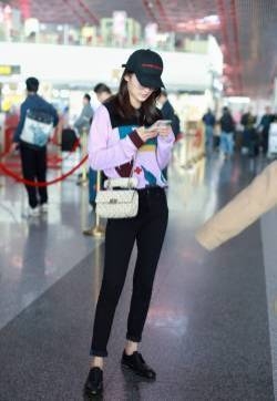 李沁机场唯美淑女风写真图片