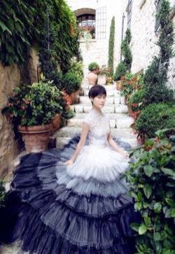 李宇春性感长裙唯美花园写真