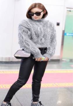 袁姗姗毛衣皮裤机场气质写真图片