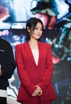 张馨予短发图片 张馨红色西装活动现场图片
