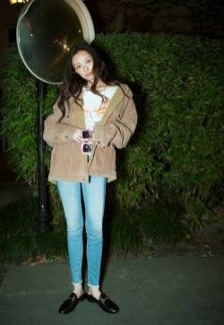 倪妮深夜街拍性感写真图片
