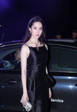 刘亦菲黑色吊带裙成熟性感写真图片
