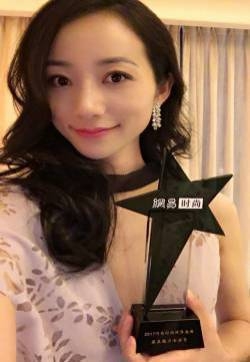 韩雪手持奖杯迷人自拍图片