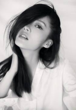 李沁黑白写真图片：清澈撩人