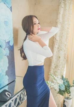 开胸包臀裙美模豪放露半球纤细玉腿迷人写真