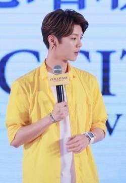 鹿晗T恤高清活动图片