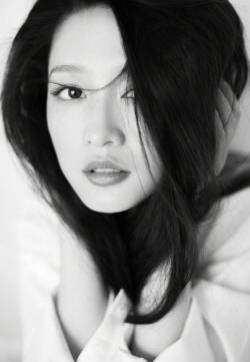 李沁黑白质感写真图片