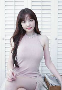 韩国女星开叉短裙美腿丝袜性感迷人写真