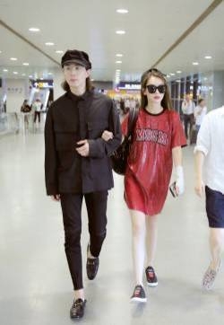 戚薇李承铉机场街拍写真图片