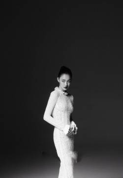 林允黑白质感婚纱写真高清图片
