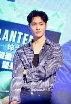 张艺兴条纹衬衫时尚帅气活动图片