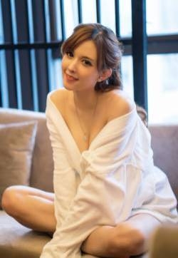 泷泽萝拉性感浴袍写真
