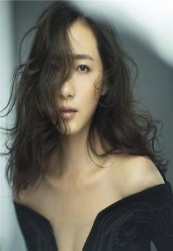 万茜一字肩性感妩媚冷艳写真图片
