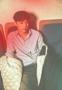 张艺兴复古文艺范儿写真帅气图片