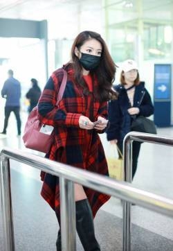 安以轩美腿皮靴机场性感写真图片