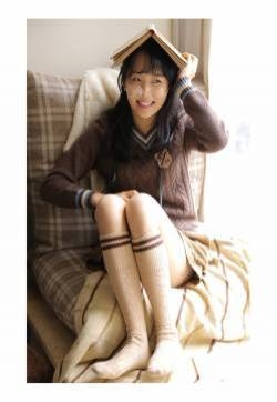 袁姗姗红色毛衣机场气质写真图片