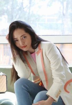 郭碧婷居家温婉气质闲适写真图片