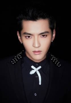 吴亦凡黑色西装清俊酷帅写真图片