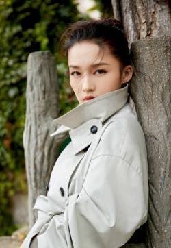 李沁红色西装杂志写真图片