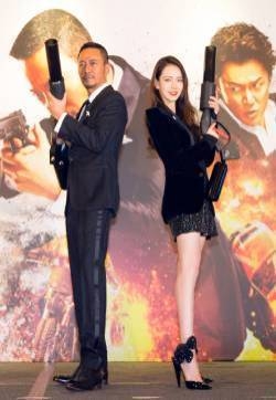 戚薇香港首映会黑色西装性感美腿写真图片