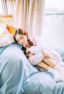 睡裙美女私房修长美腿大胆诱人写真图片