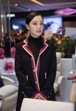 李小璐黑色花边西装性感写真图片