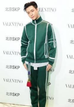 张艺兴绿色潮装运动服写真图片