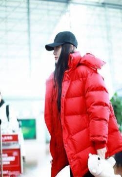 李小璐红色羽绒服机场性感写真图片