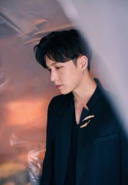 张艺兴图片 张艺兴黑色西装帅气图片