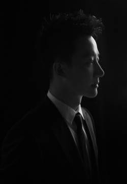 黄轩黑色西装绅士帅气写真图片