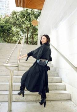 宋佳黑色连衣裙优雅知性写真图片