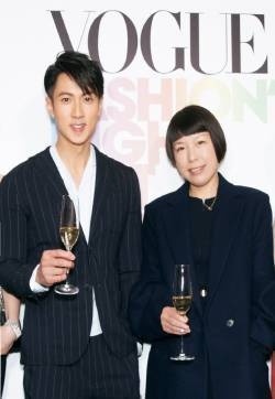 吴尊黑色条纹西装活动帅气写真图片
