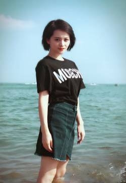 邓莎短袖牛仔裙海岸清爽写真图片  邓莎图片