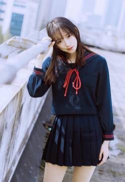 JK制服娃娃脸美少女户外写真图片