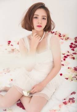 邓莎吊带白裙灵动俏皮写真图片  邓莎图片