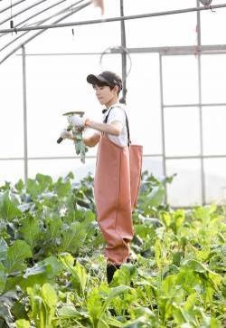 王源《青春旅社》劳作体验高清剧照图片