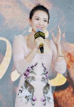 章子怡粉色连衣裙甜美写真图片