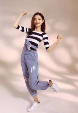 王丽坤背带裤俏皮写真图片  王丽坤图片